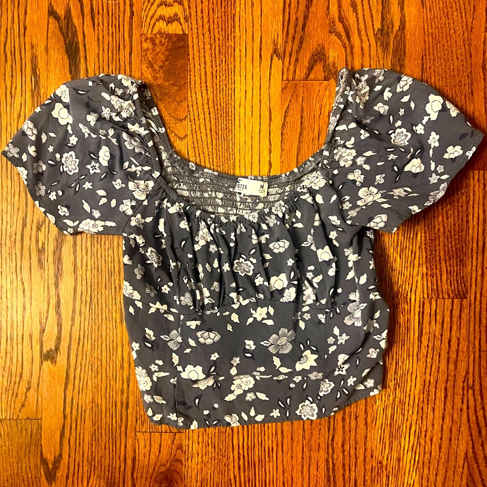 Hollister size M grey floral crop top